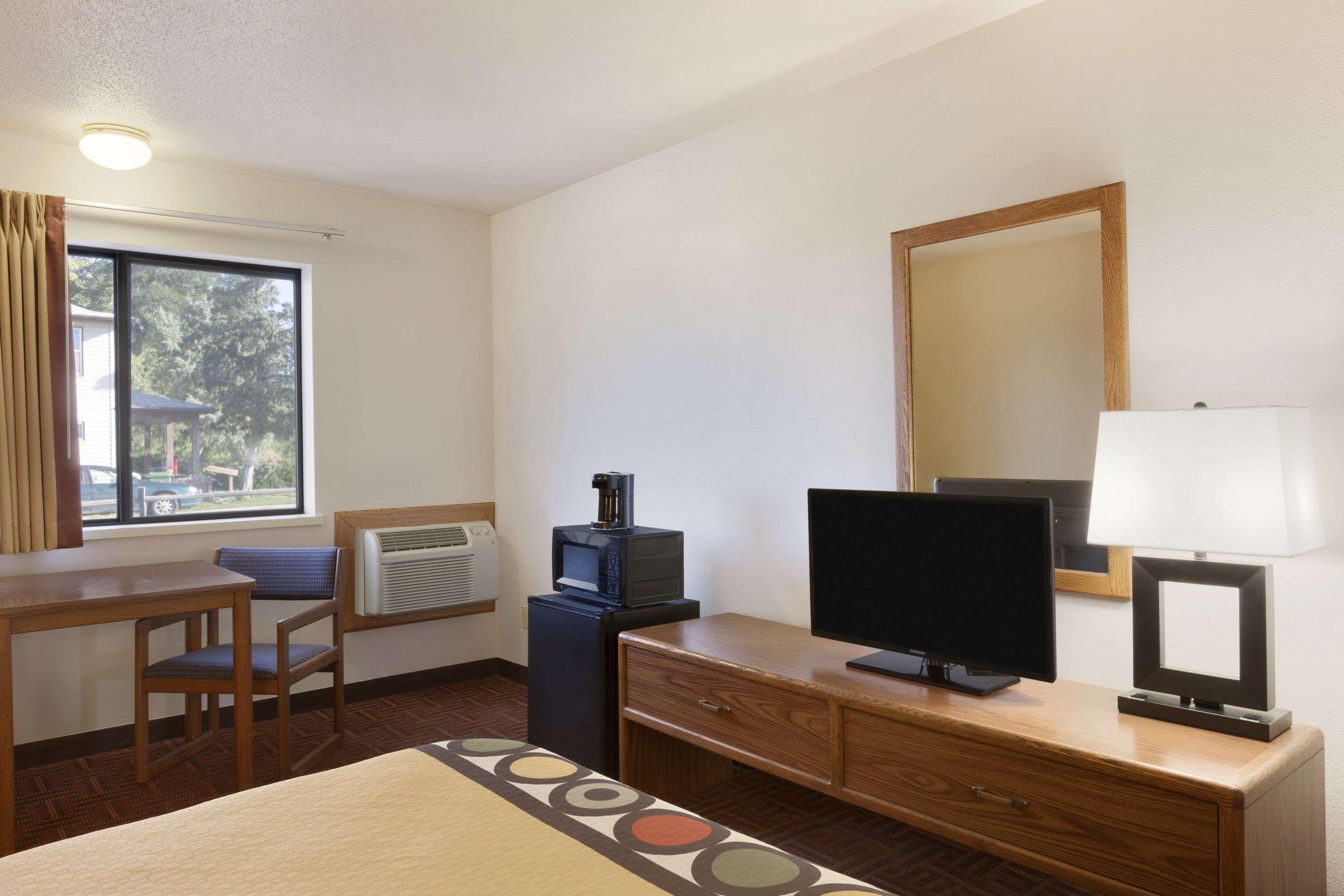 Super 8 By Wyndham Wall Extérieur photo